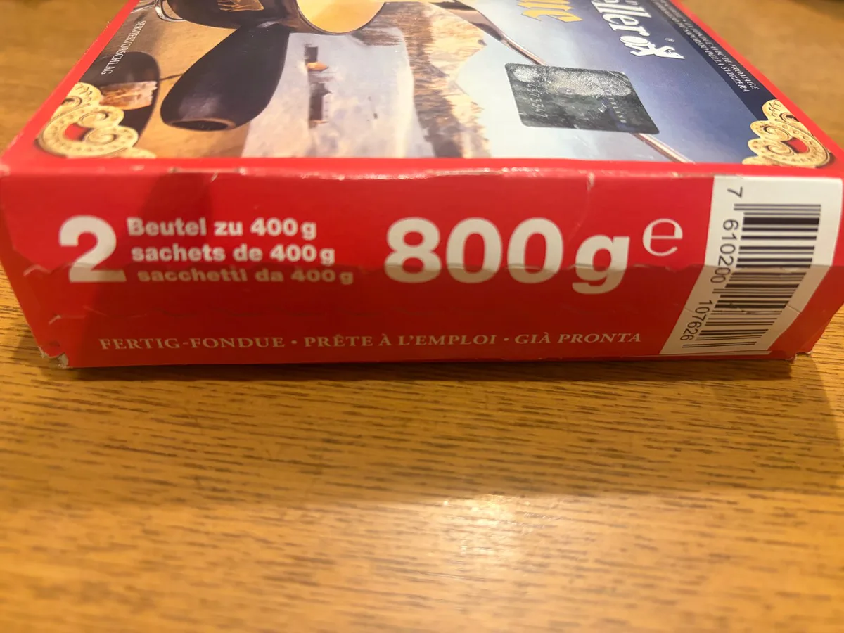 400g入りが2袋、合計800gと書かれたチーズフォンデュキットの箱側面
