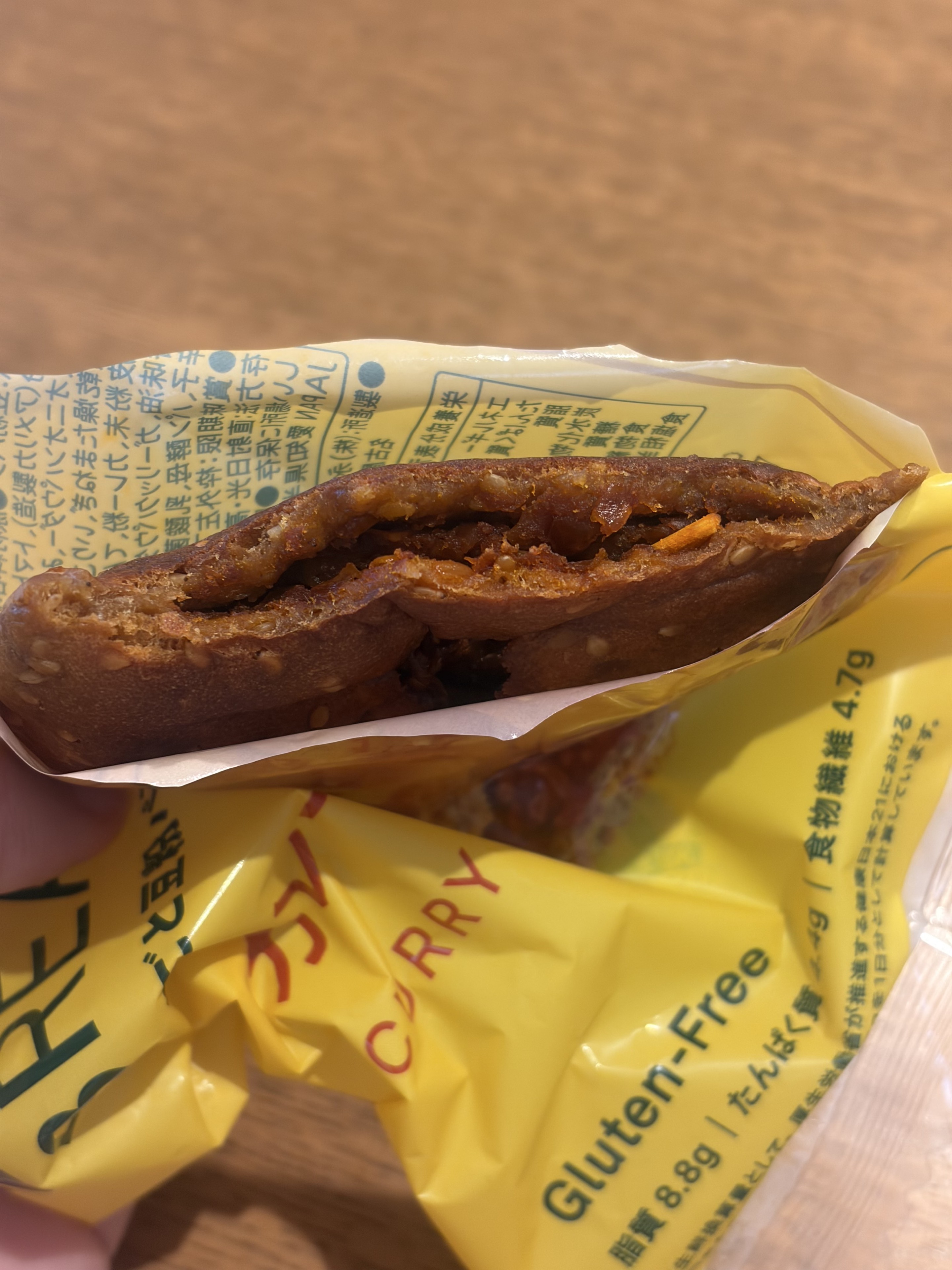 ZENB BREAD カレーパンの断面。中にカレーの具材が見える