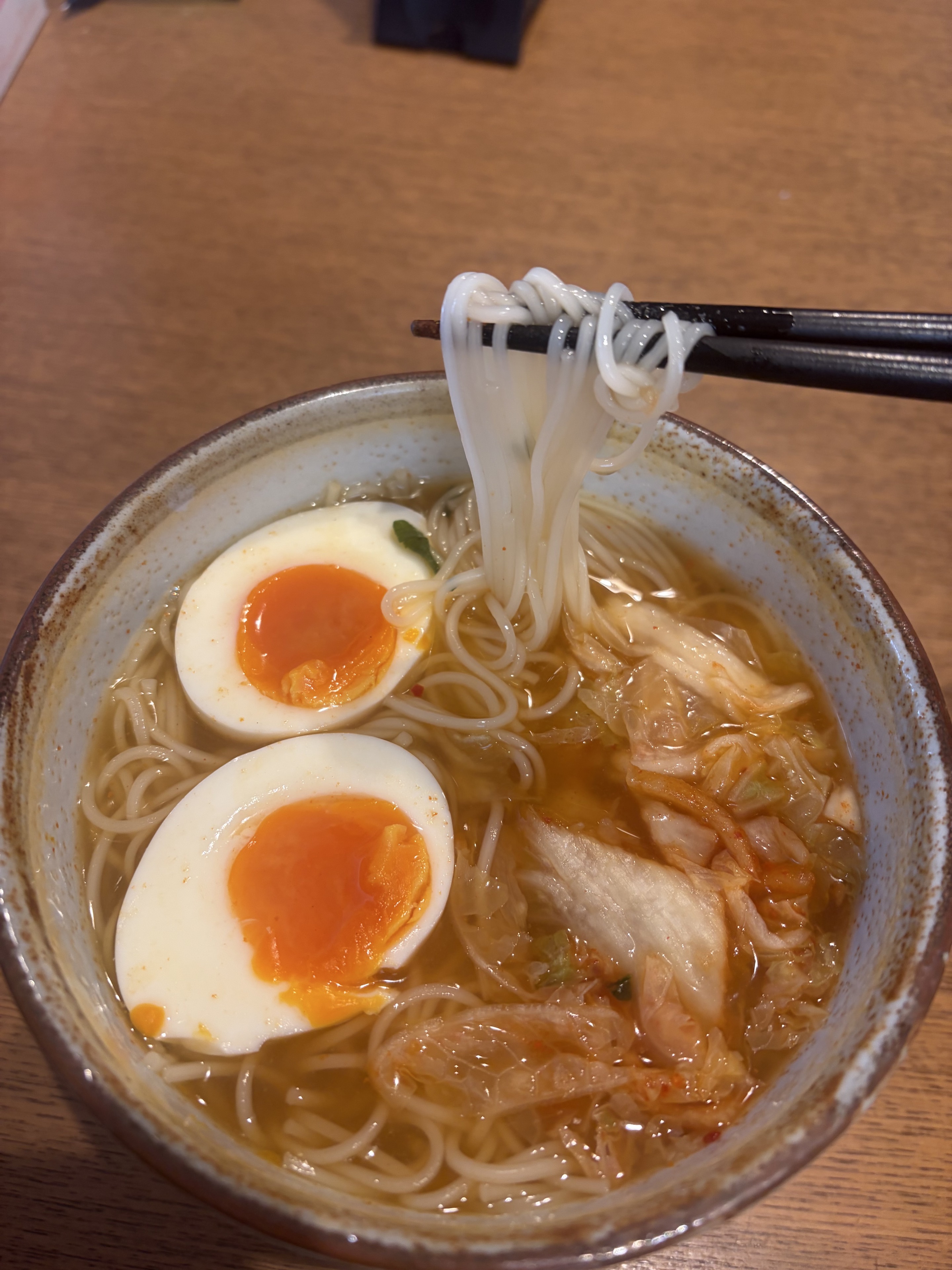 ゆで卵とキムチをのせたスパイシーククス
