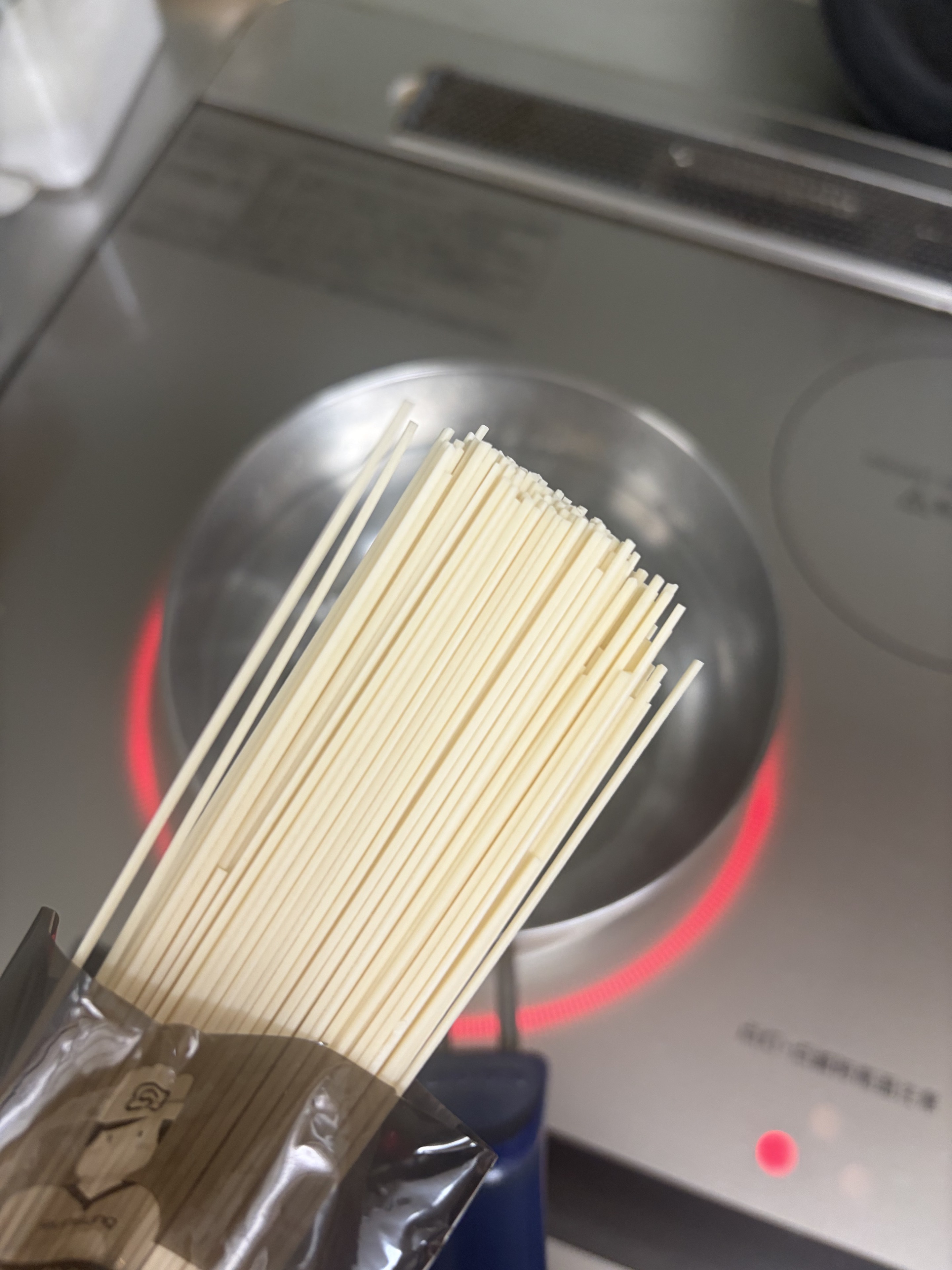 スパイシーククスの麺を茹でている様子