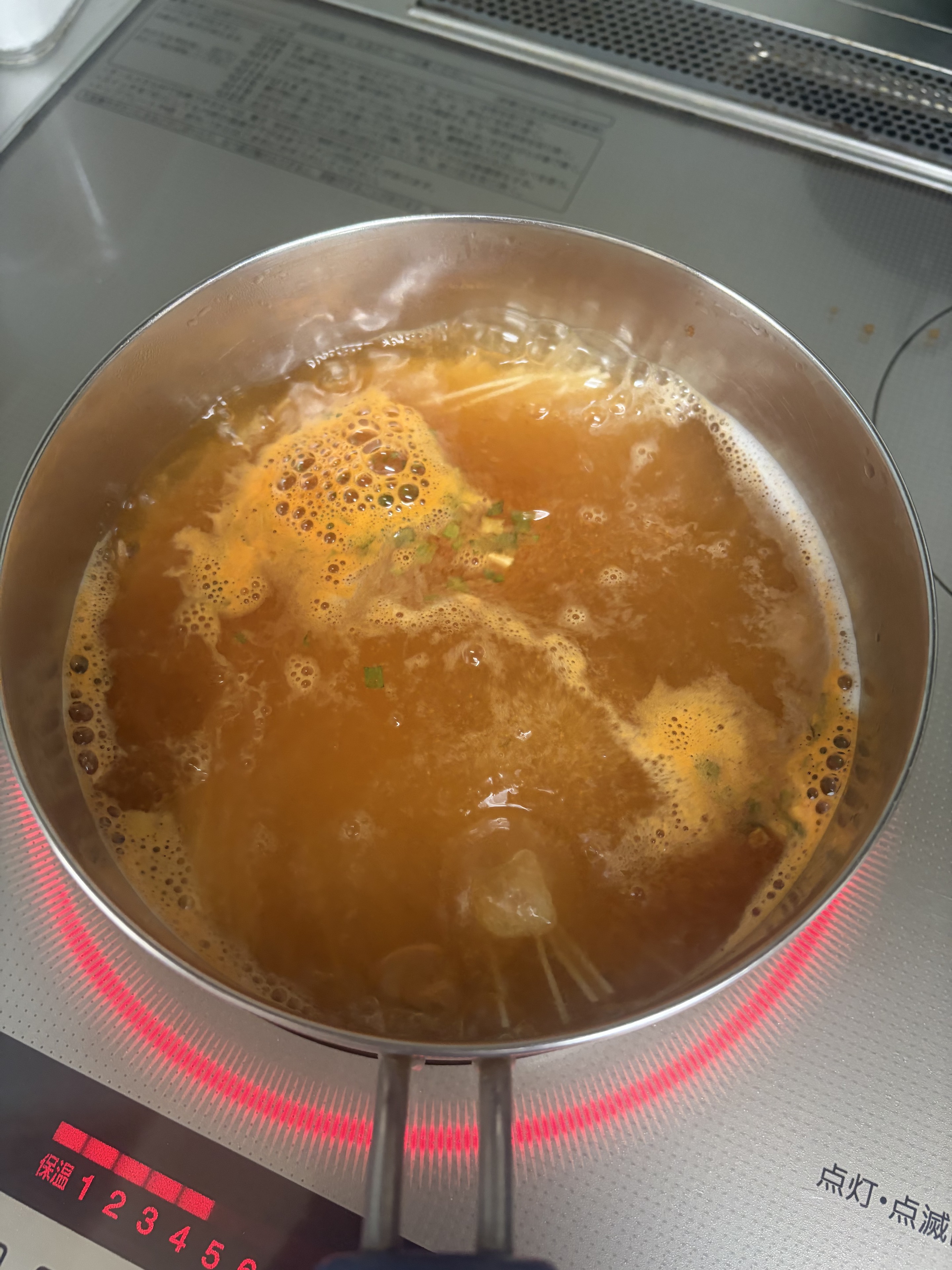 スパイシーククスを鍋で茹でている様子