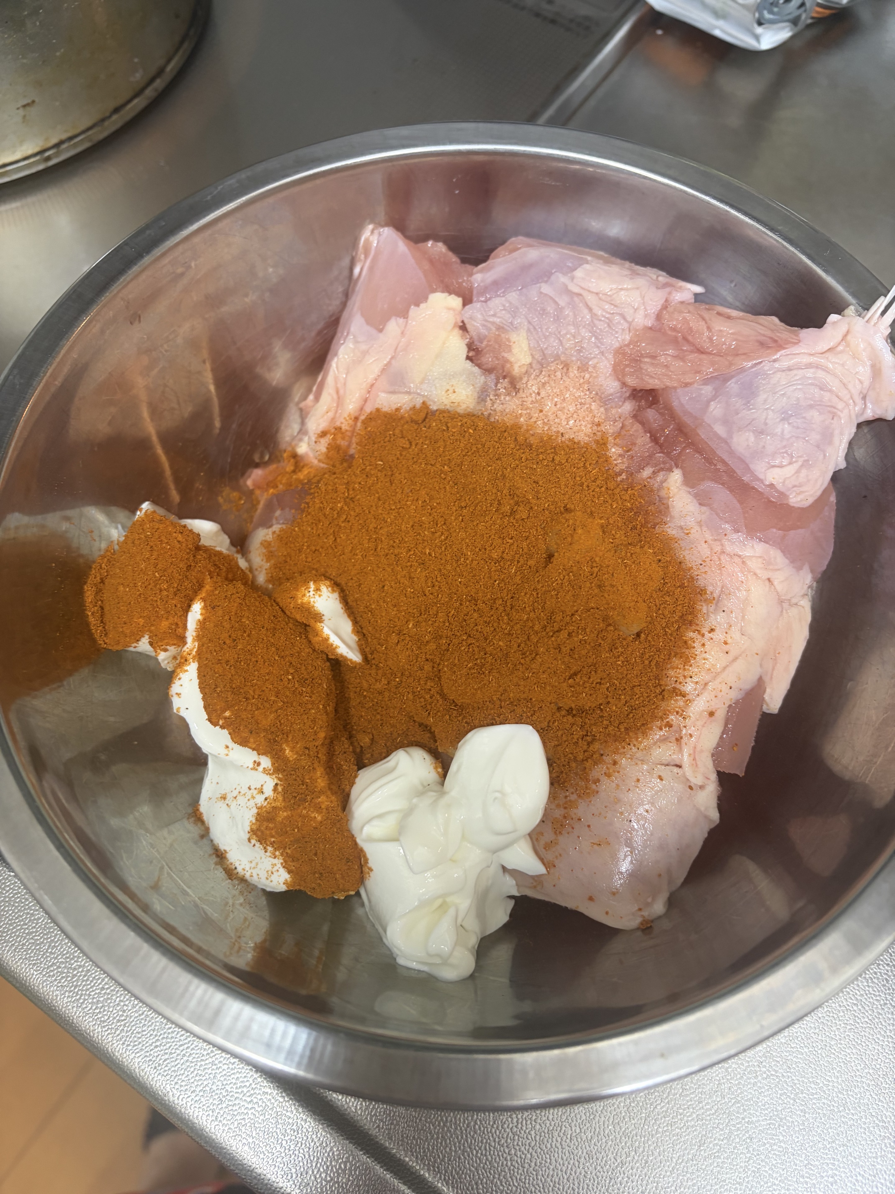 スパイスとヨーグルトで下味をつけている鶏肉