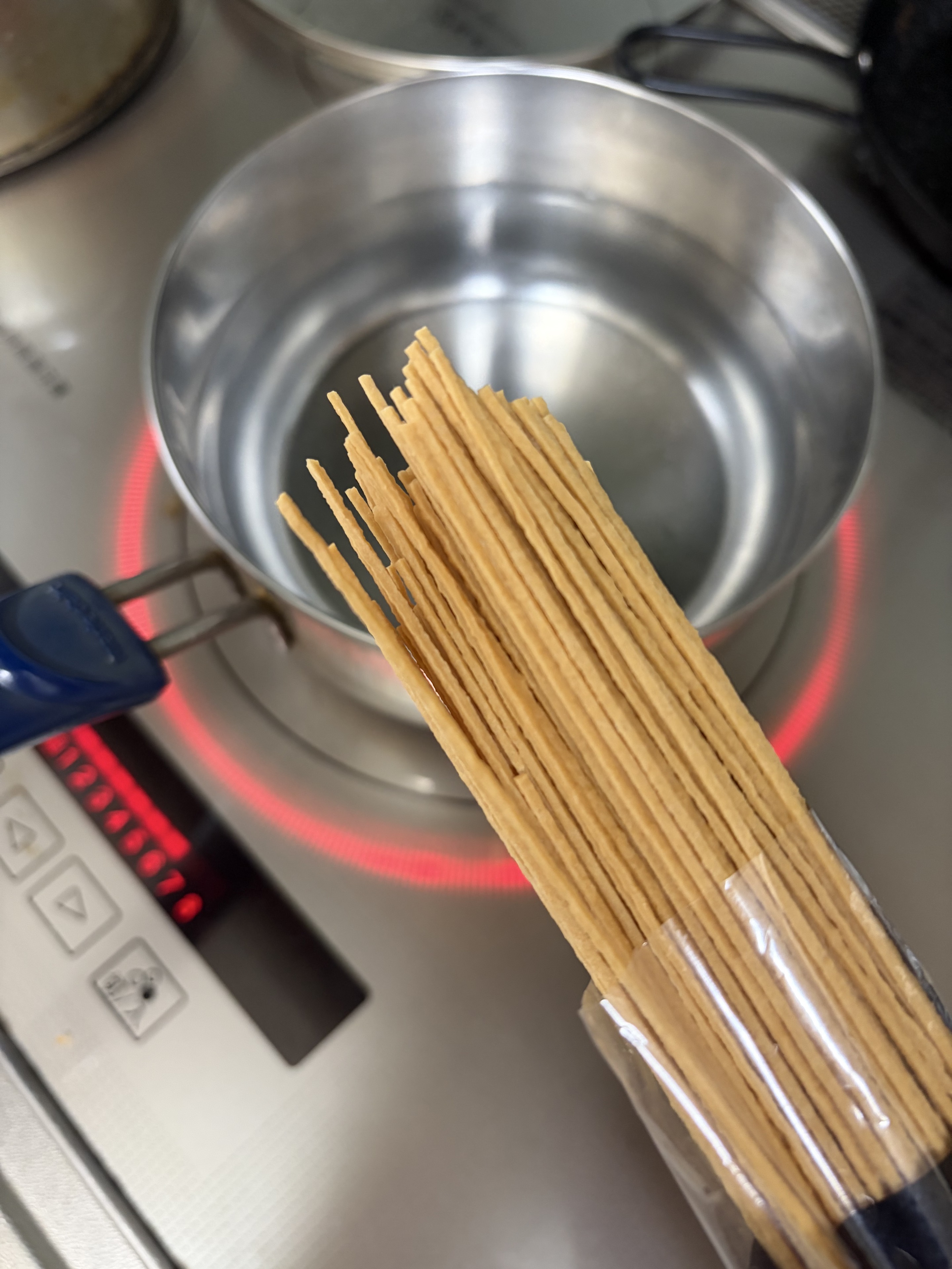 鍋でゆでる前のプロテインモンスターの麺