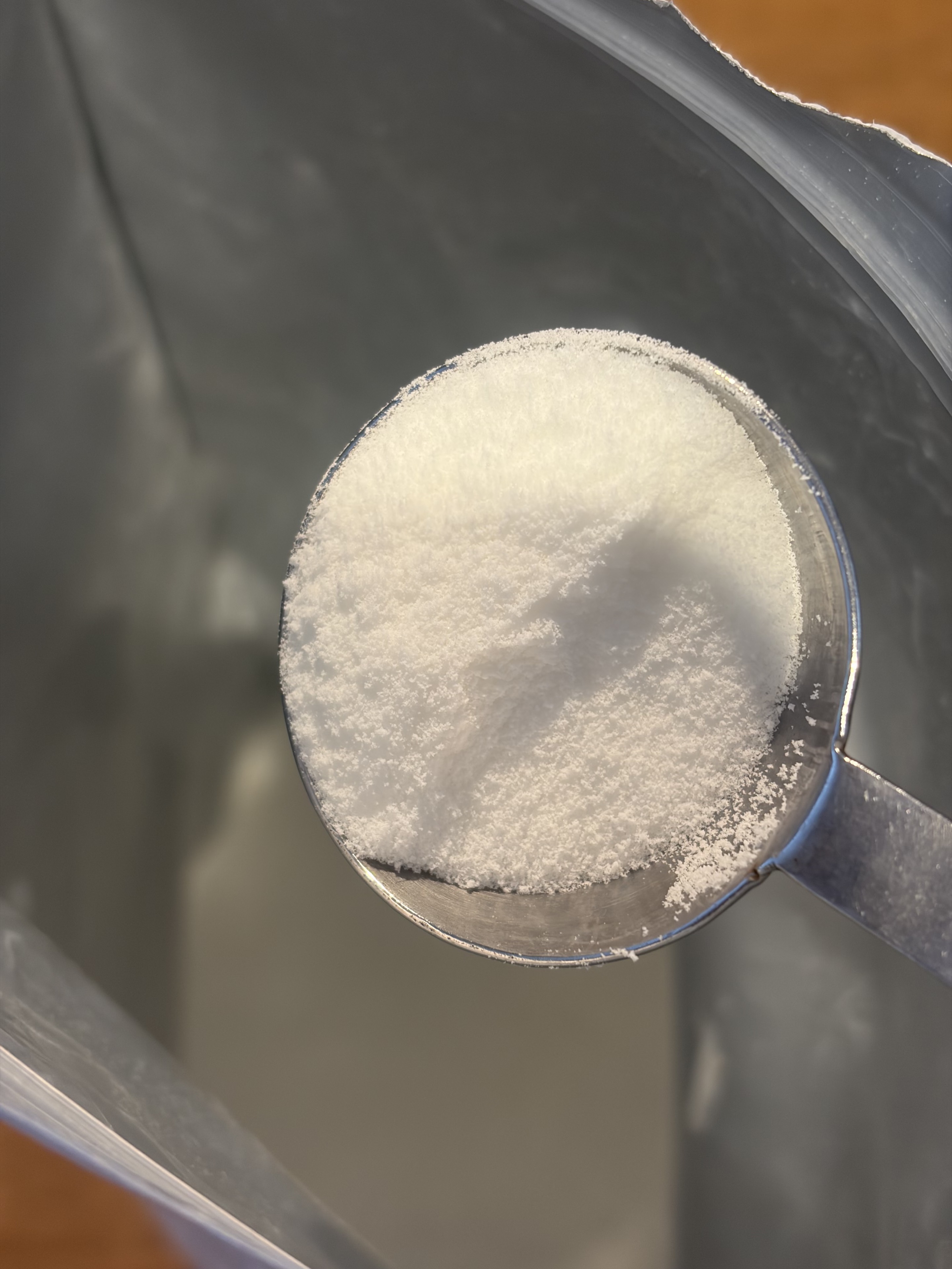計量スプーンですくったアイソカル ファイバーの粉末