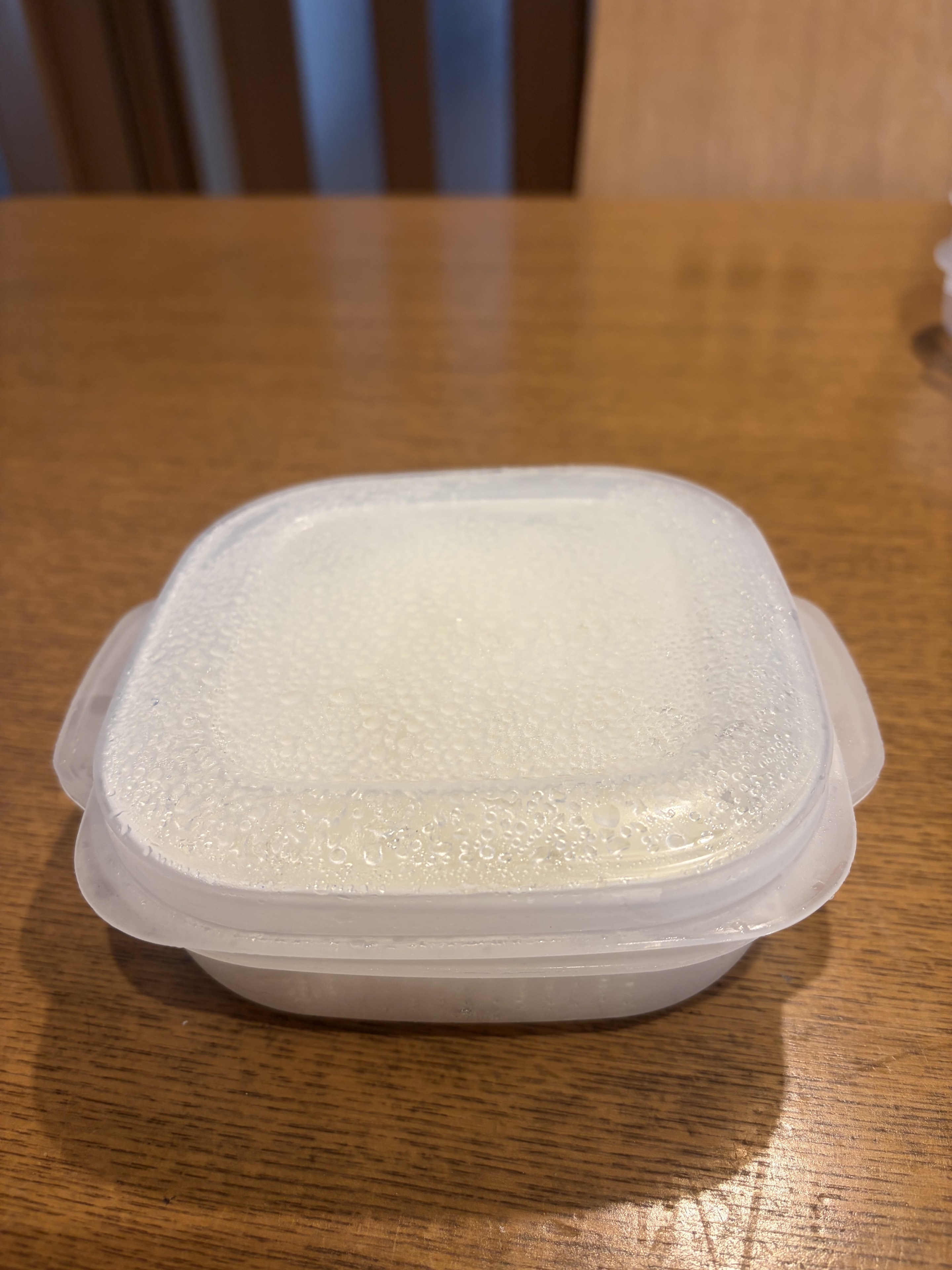 フタをした保存容器の内側についた水滴
