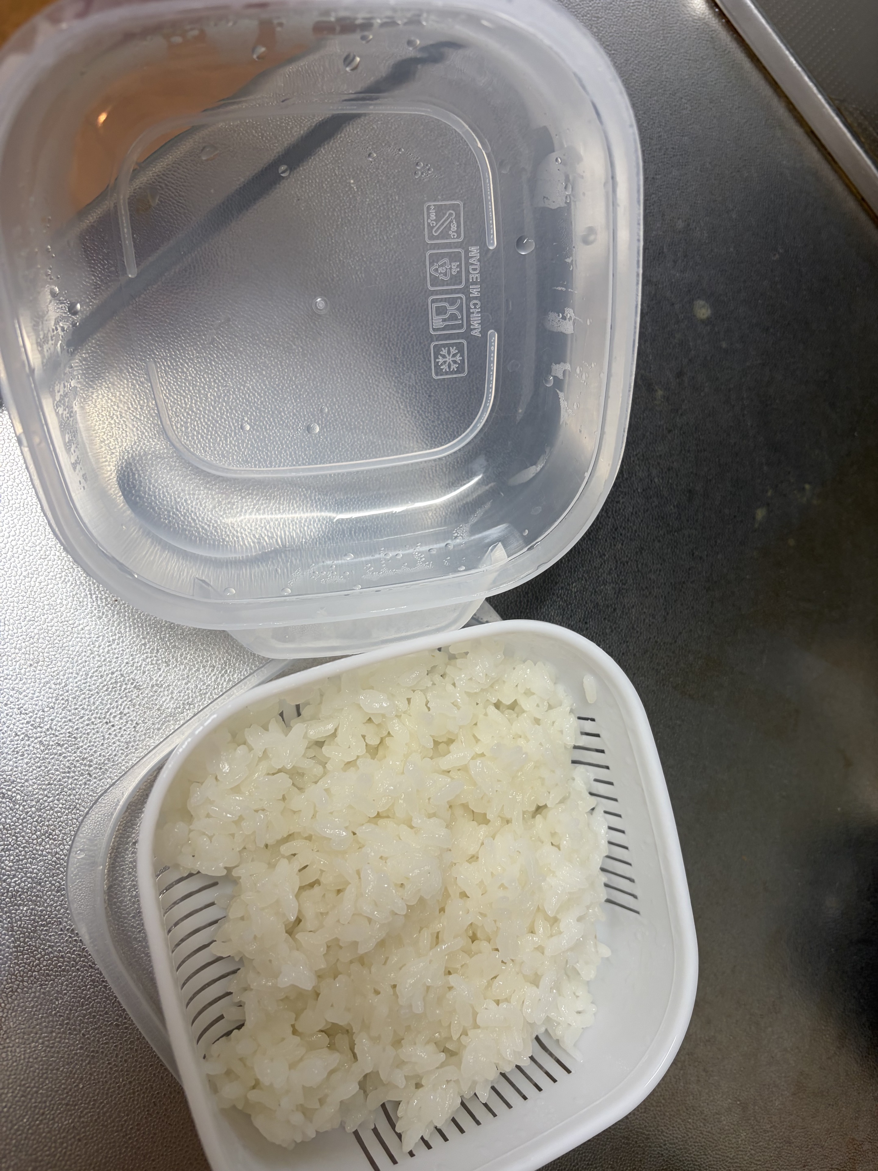 電子レンジで温めたごはんと保存容器のフタ
