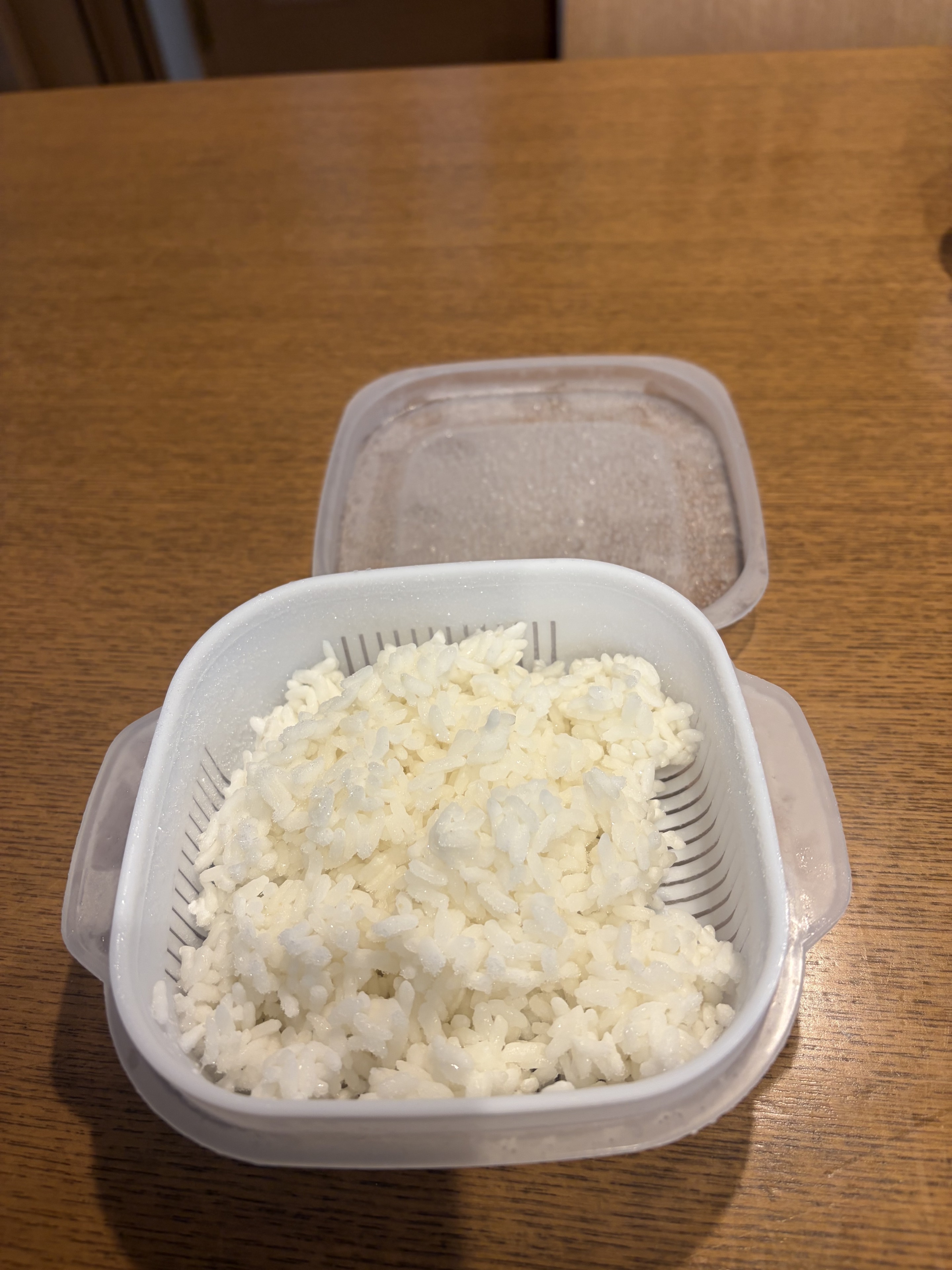冷凍したごはんが入った白い内かご