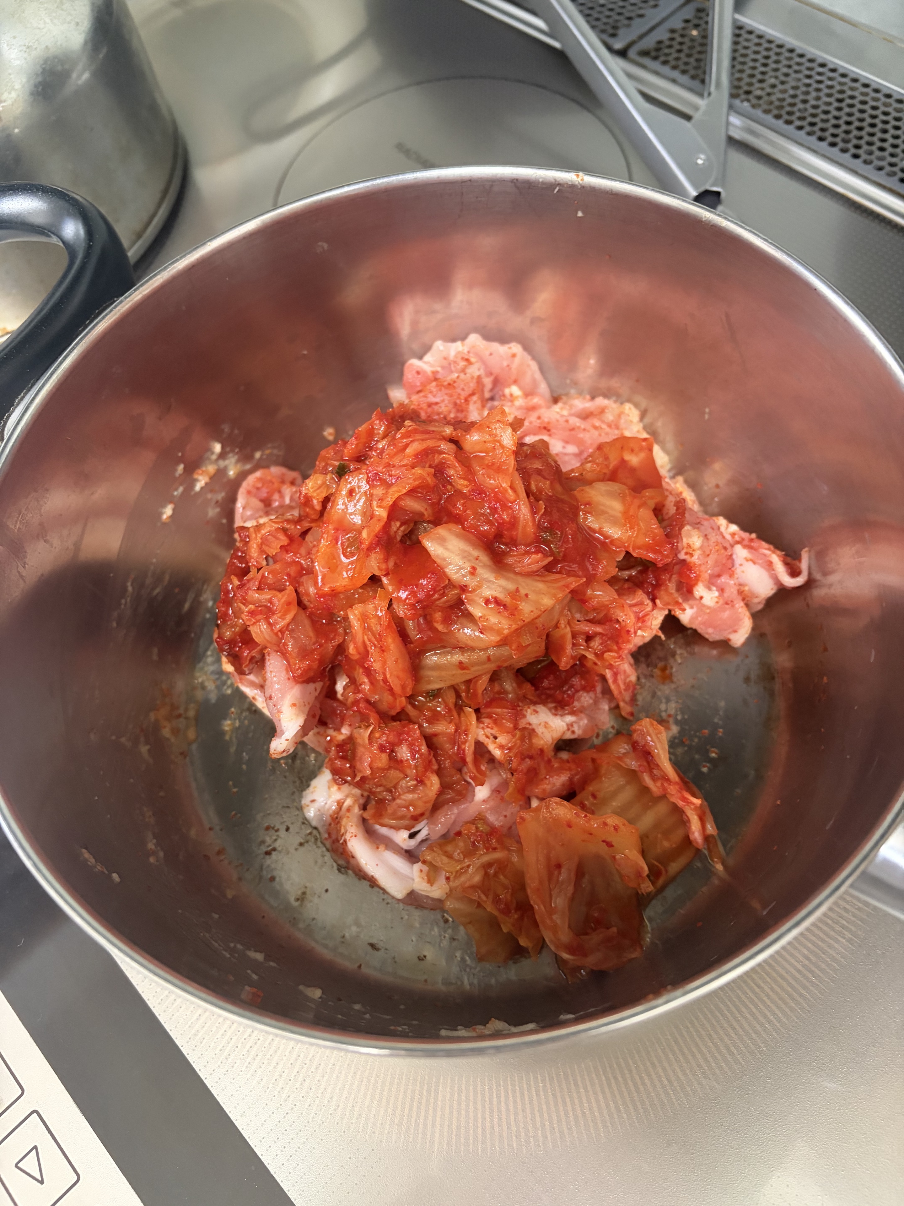 豚肉とキムチに唐辛子などを合わせたスンドゥブの下ごしらえ
