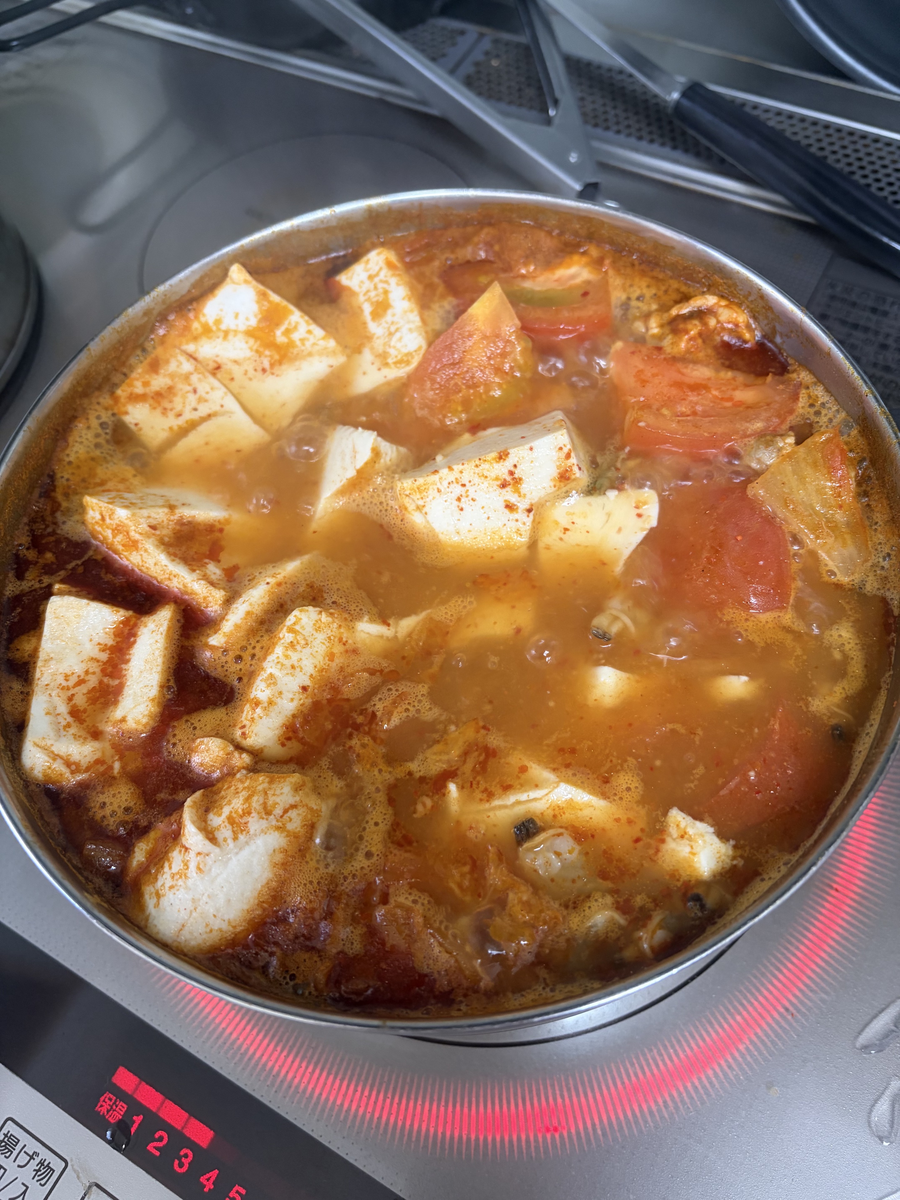 豆腐やトマトが入ったスンドゥブを煮ている鍋