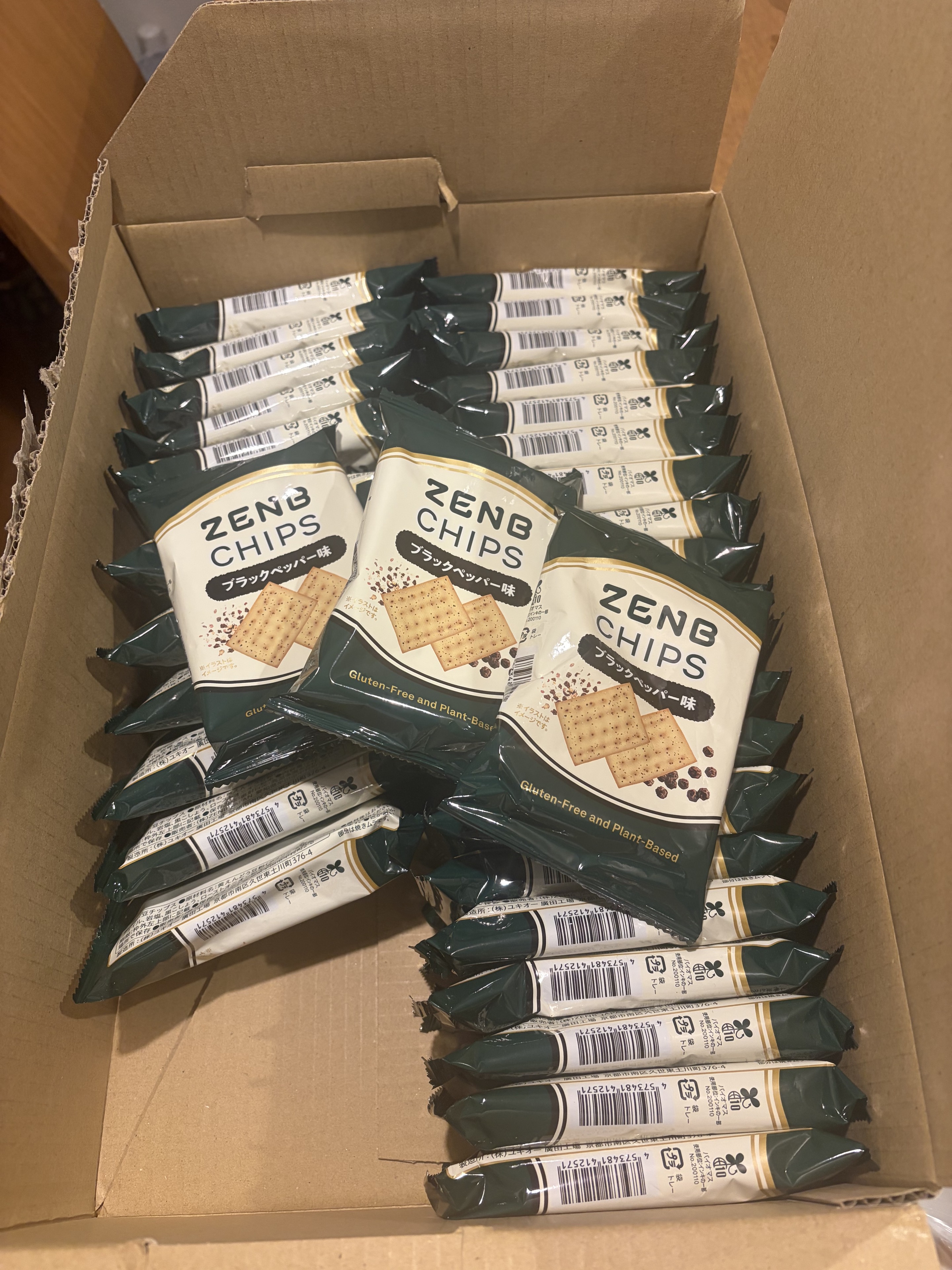 段ボールいっぱいに届いたZENB CHIPS ブラックペッパー味