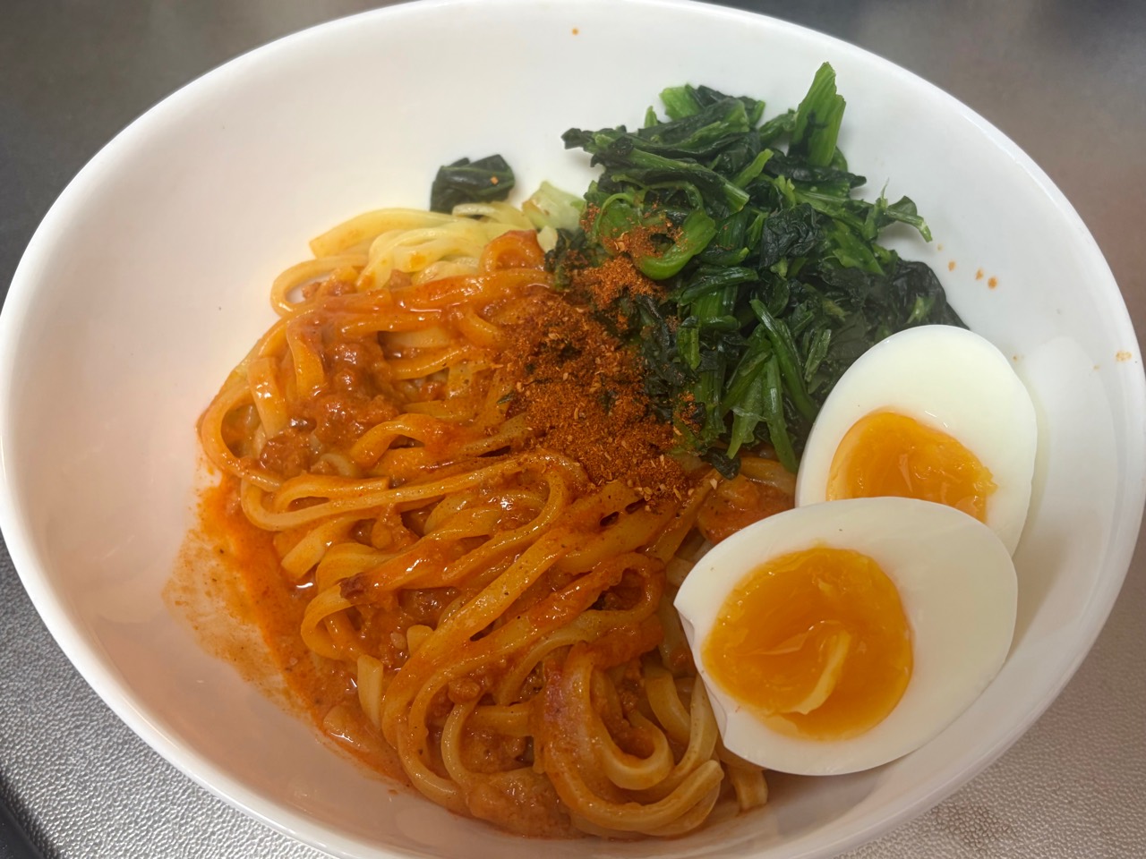 完全メシの冷凍汁なし担々麺は、太麺好きにうれしい