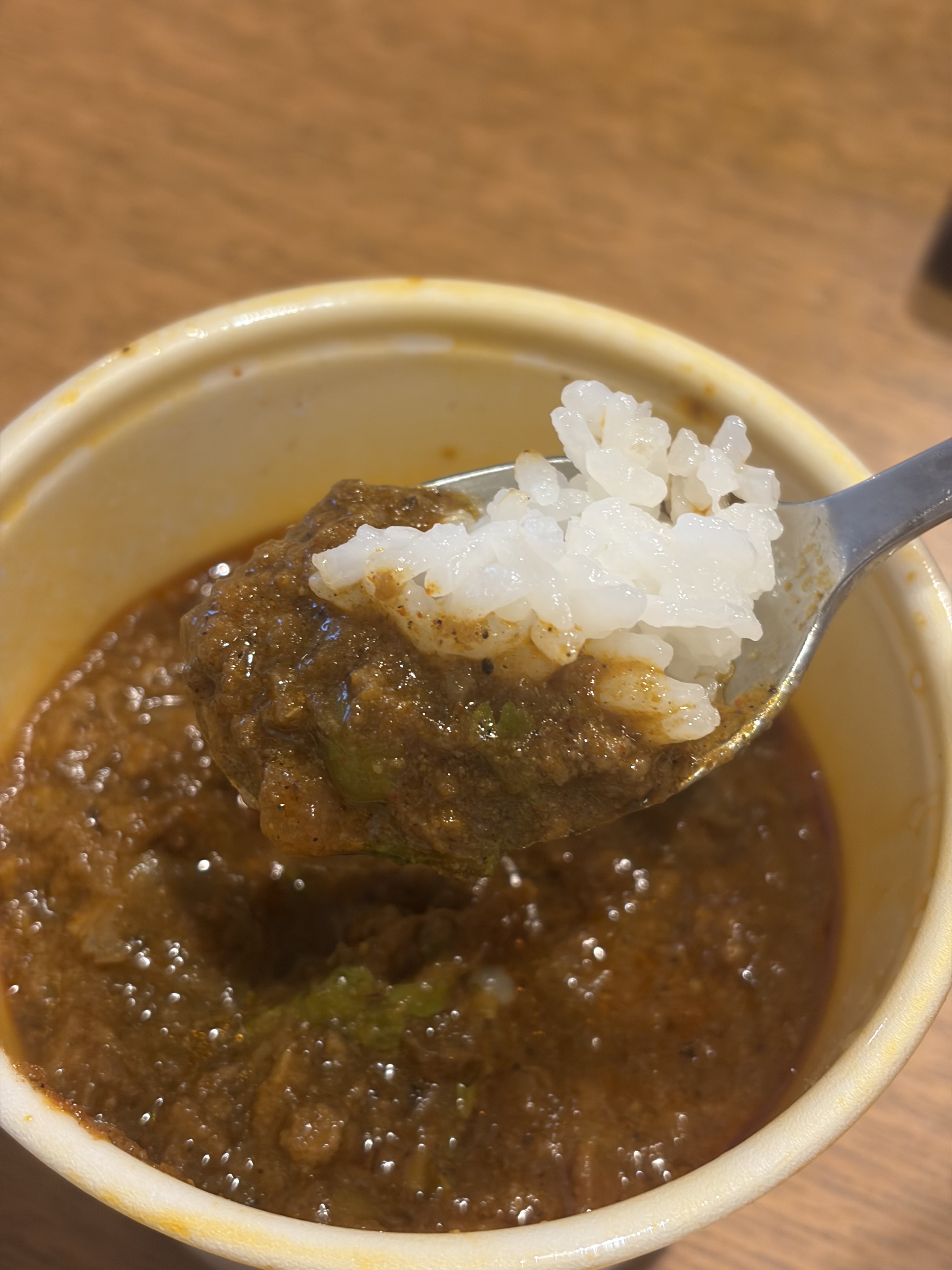 エリックサウスのラムとカルダモンのカレーをライスと一緒に食べるところ