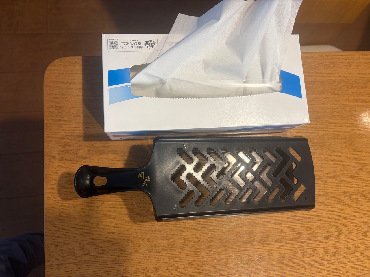 ティッシュ箱と並べた貝印のおろし器
