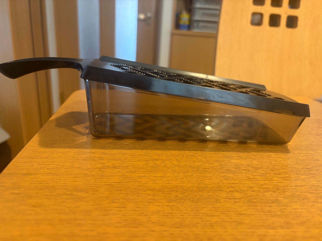 斜めになった貝印のおろし器を横から見た様子