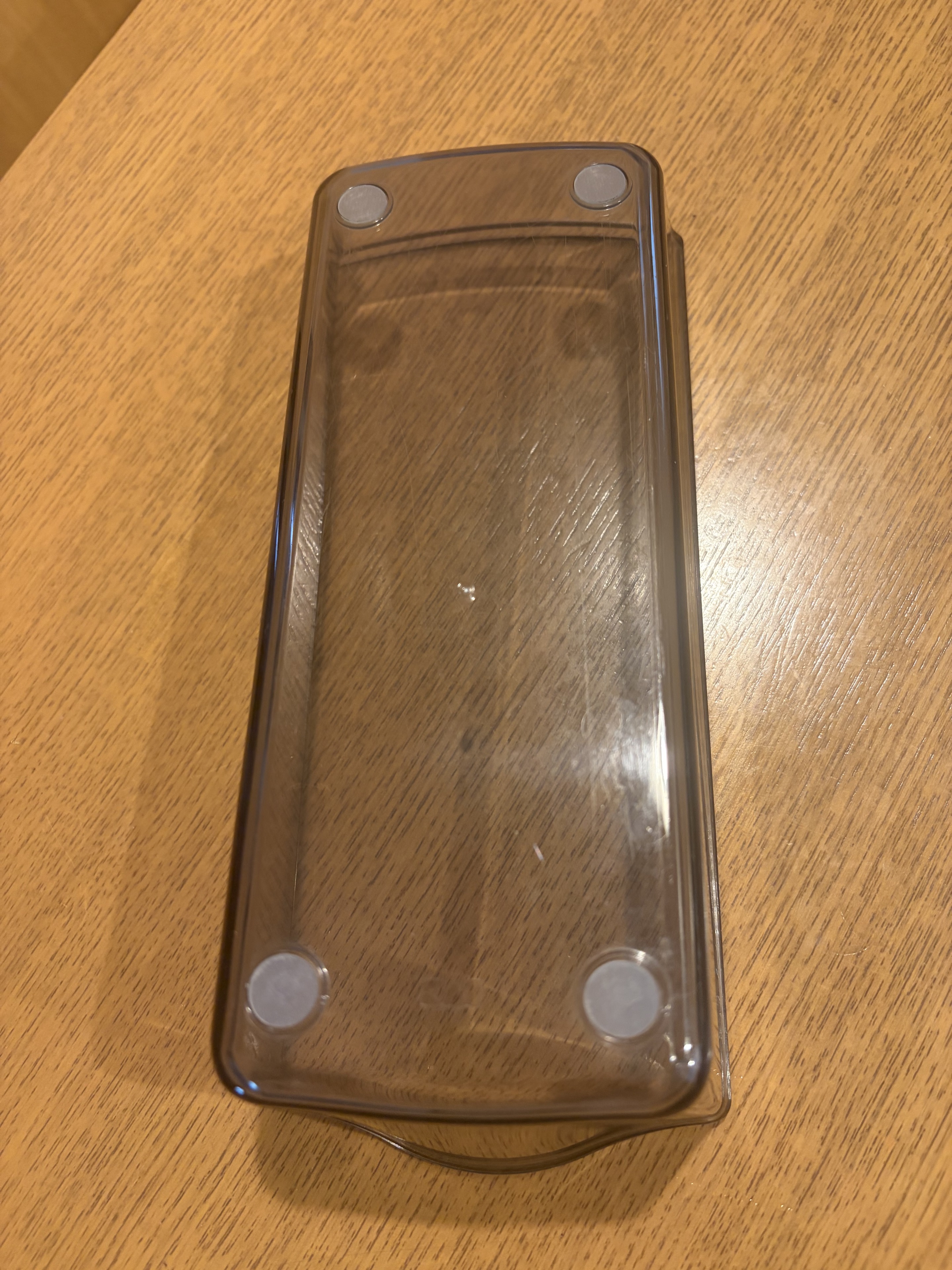 貝印のおろし器の受け皿の裏にある4か所の滑り止め