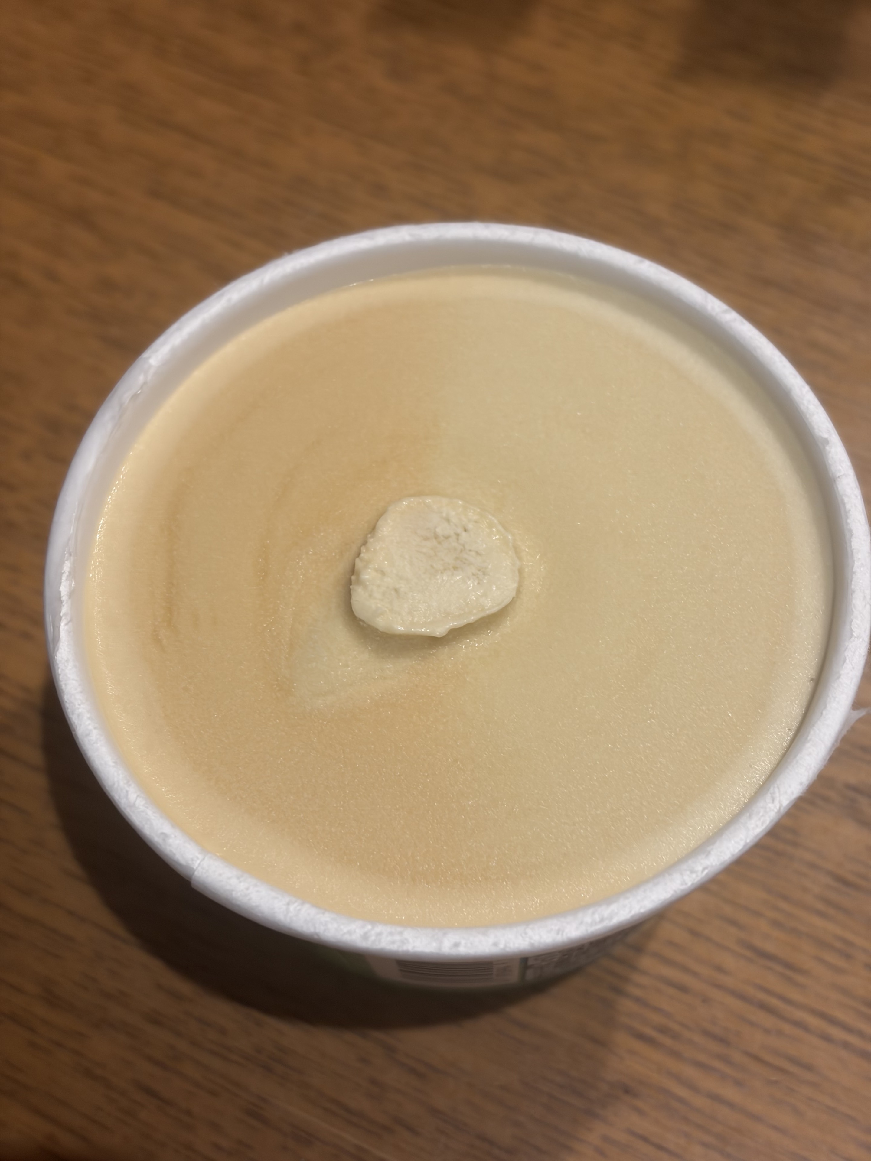 蓋を開けたハーゲンダッツ ジェラーティー ソルティキャラメル＆ピスタチオ