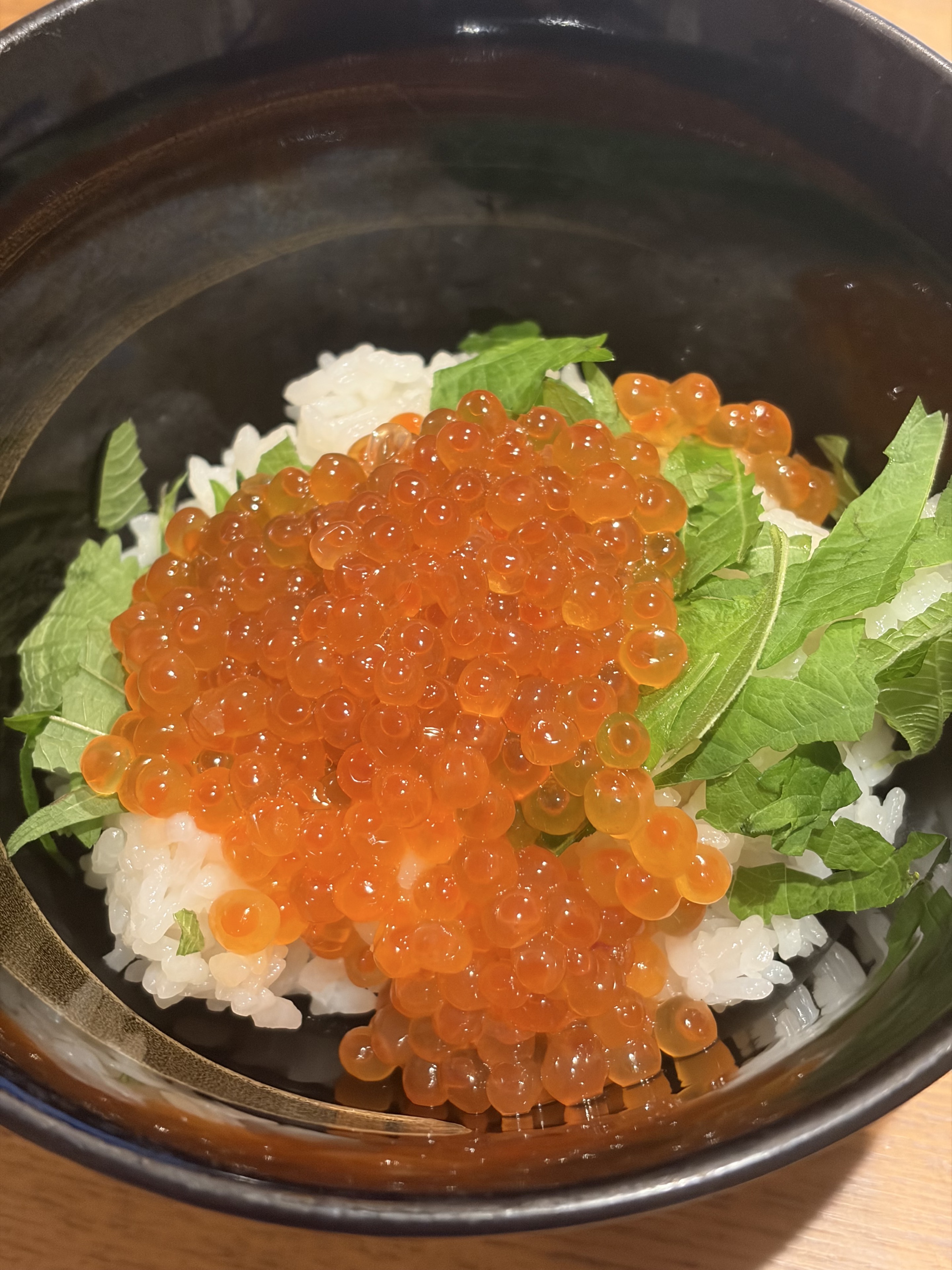いくら丼にのった大粒のいくら