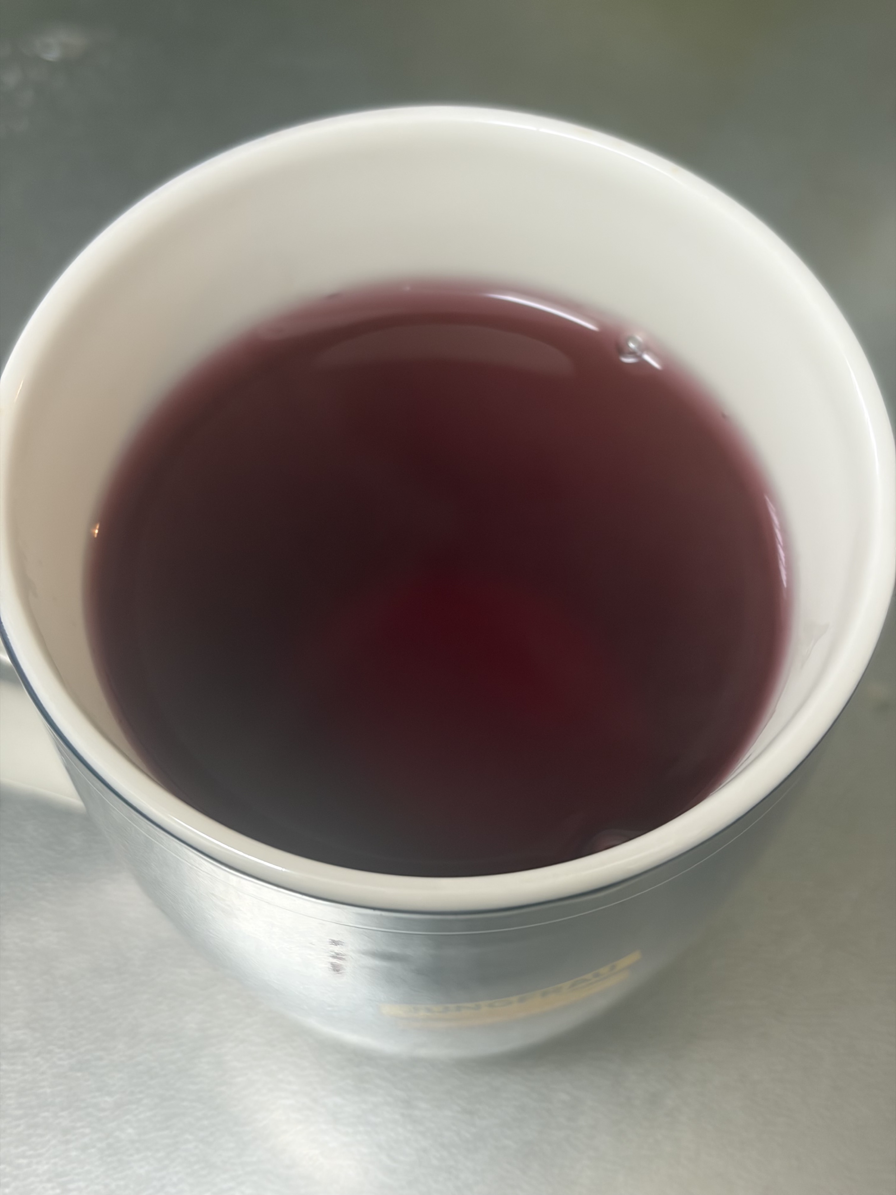 カップいっぱいに注いだ美酢 ざくろ