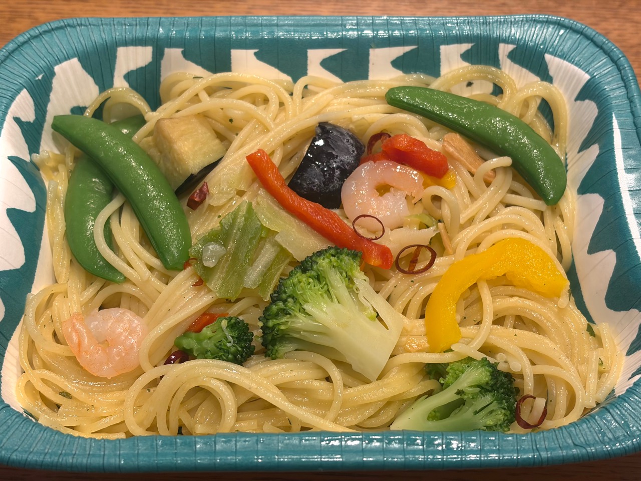 海老と野菜が見える加熱後のペペロンチーノ