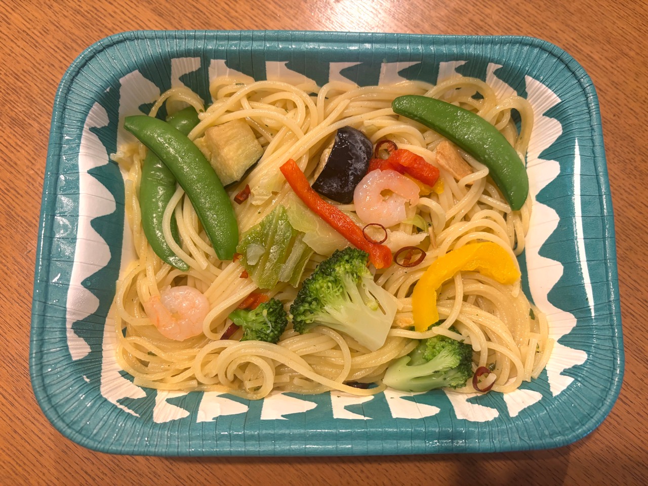 オーマイプレミアム 海老と5種野菜 ペペロンチーノを食べてみた。麺がちゃんとアルデンテ