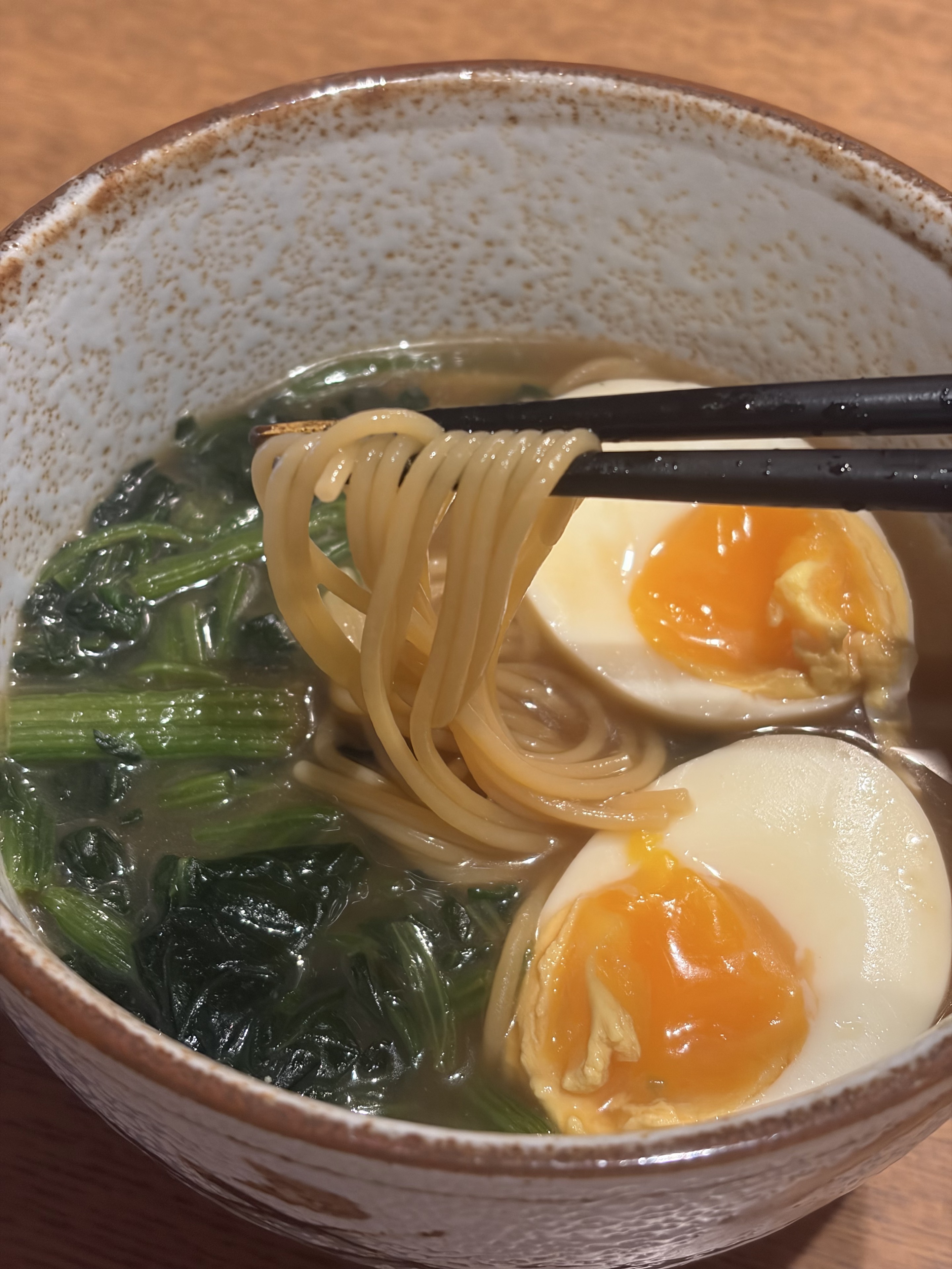 箸で持ち上げたゼンブラーメンの麺