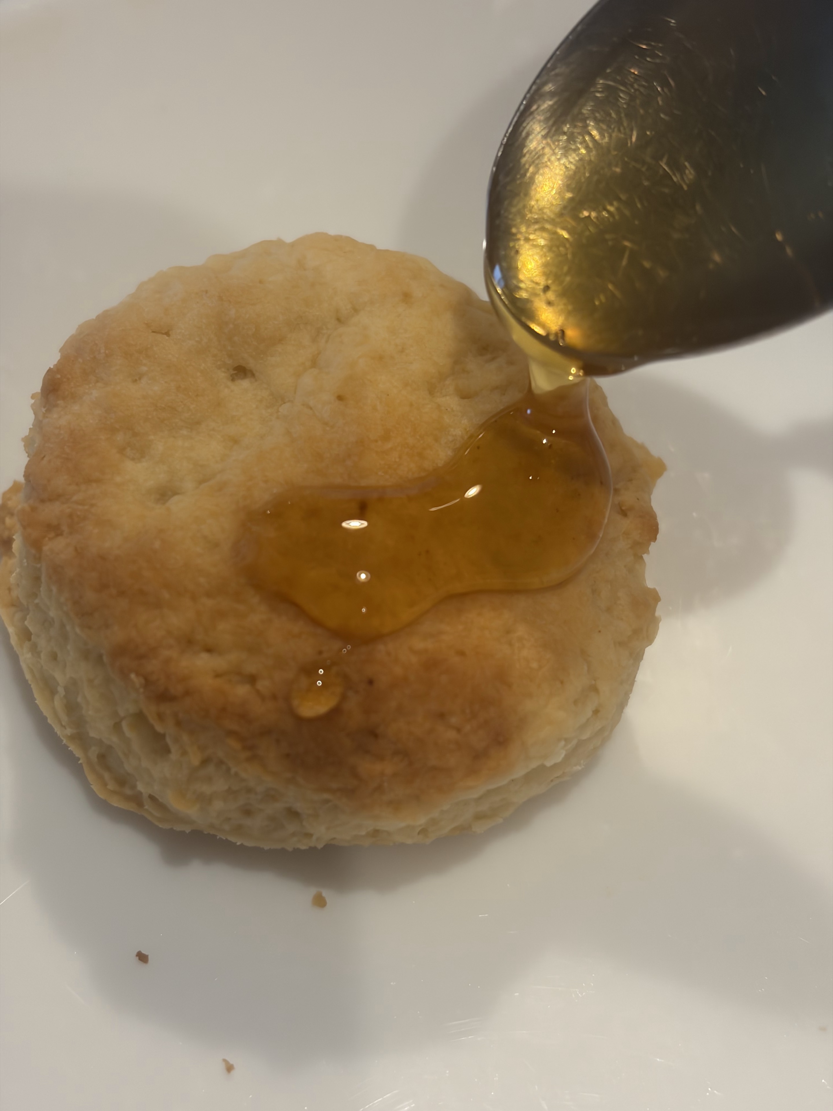 スコーンにHighlands Honeyをかけたところ